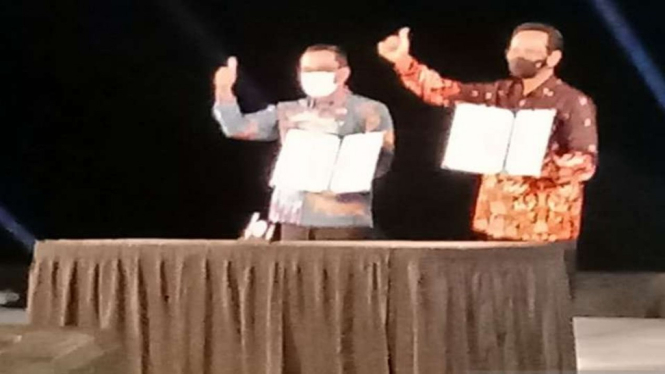 Gubernur Daerah Istimewa Yogyakarta Sri Sultan HB X (kanan) dan Gubernur Jawa Barat Ridwan Kamil menandatangani naskah kesepakatan sinergi Yogyakarta-Jawa Barat dalam berbagai bidang, Rabu malam, 1 Desember 2021.