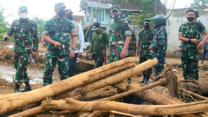 VIVA Militer: Pangdam III/Siliwangi Kabupaten Garut pasca bencana banjir bandang