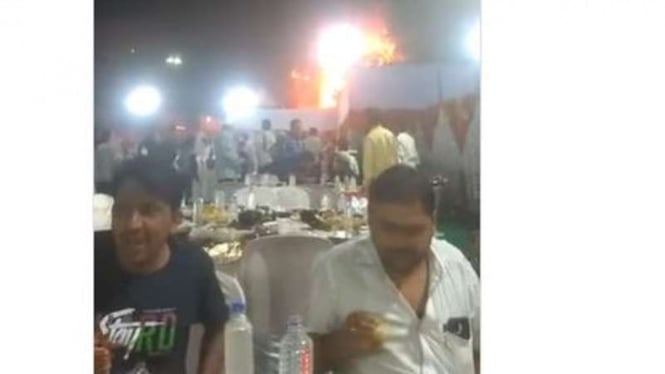Pria di India santai makan di pesta meski sedang terjadi kebakaran