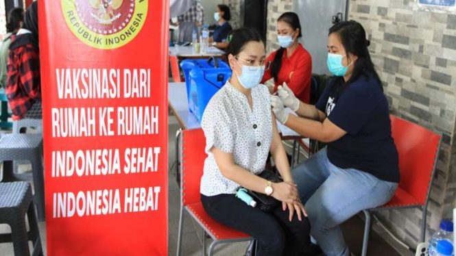 Vaksinasi warga di Mal Sulawesi Utara