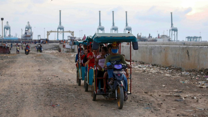 Sepuluh persen warga Indonesia sekarang digolongkan sebagai warga miskin menurutÂ  Bank Dunia.Â  (Reuters: Ajeng Dinar Ulfiana)