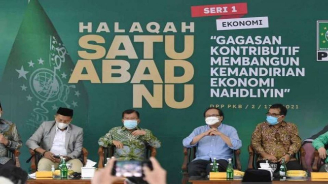 Ketua Umum PKB Muhaimin Iskandar (kanan) bersama mantan wakil presiden Jusuf Kalla (ketiga dari kiri) dalam forum Halaqah Satu Abad NU di kantor pusat PKB, Jakarta, Kamis, 2 Desember 2021.