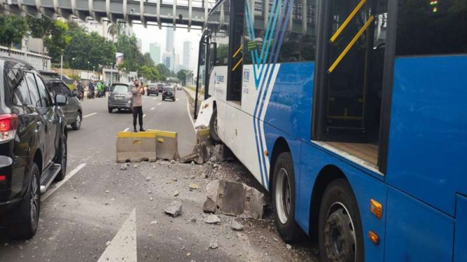Bus Transjakarta menabrak separator di depan Ratu Plaza