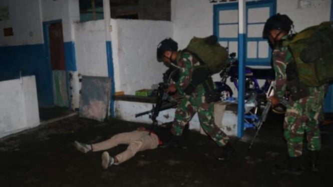 VIVA Militer: Pasukan Yonif Raider 900/Satya Bhakti Wirottama habisi musuh