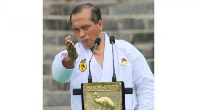 VIVA Militer: Pangdam Kasuari pimpin upacara kenaikan sabuk hitam karate