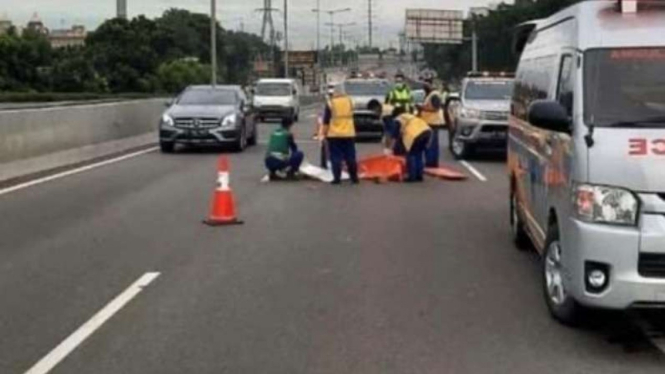 Pria tewas tertabrak di jalan tol Kembangan, Jakarta Barat.