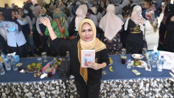 Jes Tanjung Bagikan Buku Sugar Mommy
