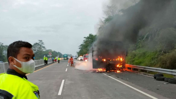 Bus terbakar di ruas jalan tol Semarang menuju arah Solo.