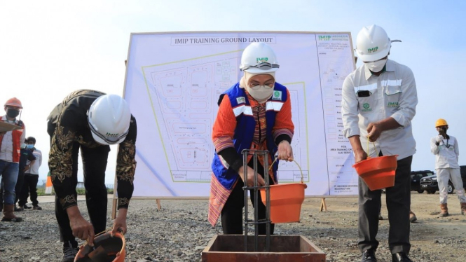 Menaker Ida Fauziyah menghadiri peletakan batu pertama pembangunan Training Ground P.T. International Morowali Industrial Park (IMIP) di Morowali, Sulawesi Tengah.