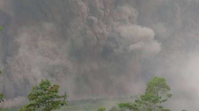 Awan panas akibat erupsi Gunung Semeru.