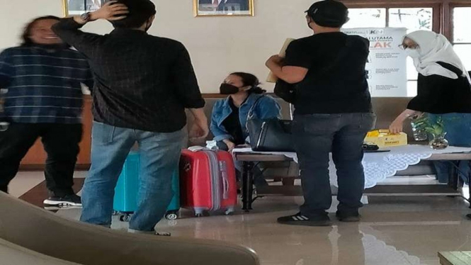 Polisi menangkap wanita yang memamerkan payudara dan kelamin di Bandara Yogya