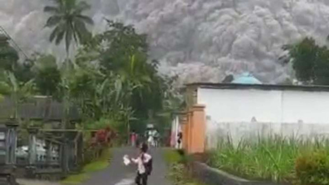 Gunung Semeru erupsi