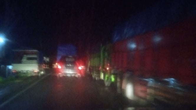 Kemacetan panjang akibat perbaikan jalan di Jalan Raya Blega, Bangkalan, Madura.