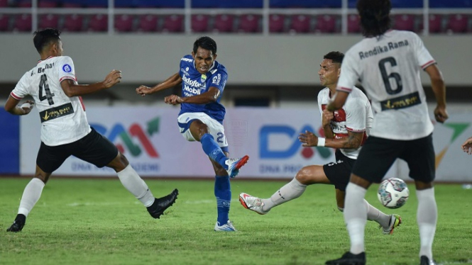 Frets Butuan mencetak gol untuk Persib Bandung 