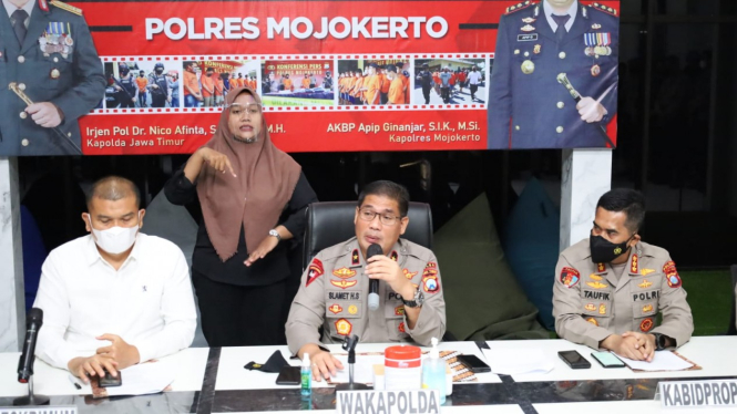 Wakapolda Jatim Brigjen Slamet Hadi Supraptoyo merilis kasus oknum Polri