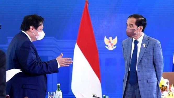 Menko Perekonomian Airlangga Hartarto (kiri) dan Presiden Jokowi (kanan).