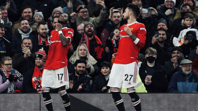 Pemain Manchester United, Fred dan Alex Telles merayakan gol
