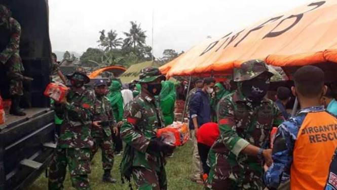 VIVA Militer: Prajurit Yonko 464/Paskhas salurkan bantuan korban erupsi Semeru