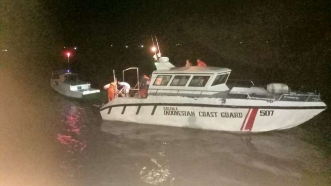 Bakamla mengevakuasi longboat mati mesin di Perairan Tanjung Tamedan, Tual 