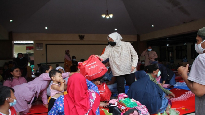 Menteri Sosial Tri Rismaharini bersama pengungsi yang terdampak erupsi Semer