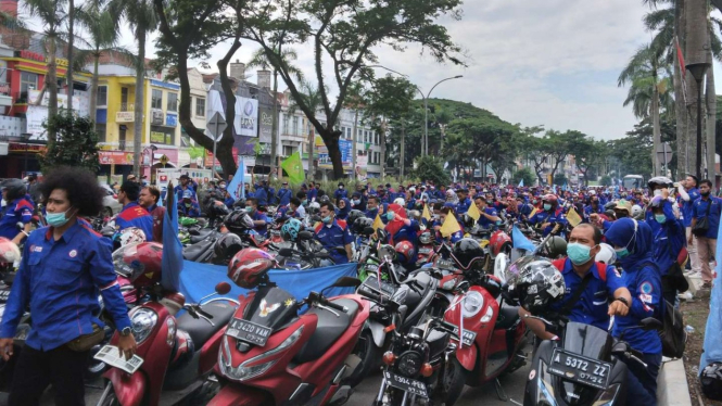 Ribuan buruh di Tangerang Raya unjuk rasa menokak UMK.