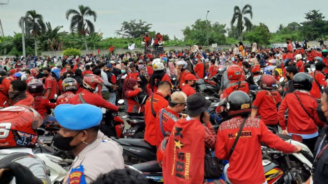 Ribuan buruh di Tangerang Raya unjuk rasa menokak UMK 2022.
