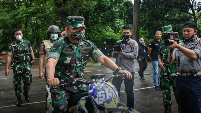 KSAD Jenderal TNI Dudung Abdurachman kendarai motor listrik Pindad