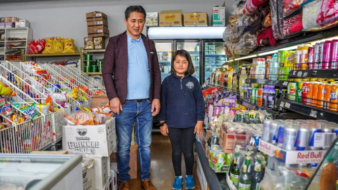 Pengungsi Afghan dari suku Hazara,Â Didar Ali dan putrinya Raihana, berhasil menjalankan usaha toko barang kebutuhan sehari-hari di daerahÂ Naracoorte, Australia Selatan. (ABC South East SA: Bec Whetham)