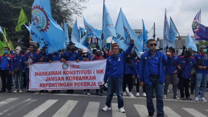 Ribuan buruh melakukan aksi penutupan jalan di Jalan Raya Serang, Cikupa.