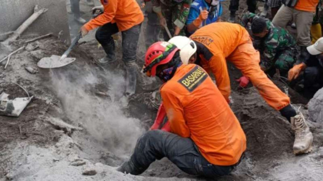 Tim SAR saat mencari korban letusan Gunung Semeru.