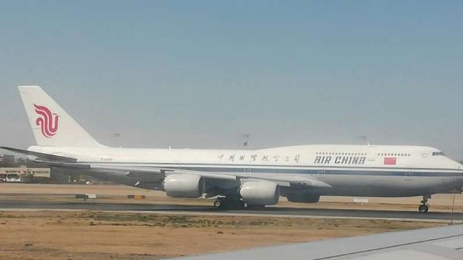 Maskapai Air China baru saja mendarat di Bandar Udara Internasional Beijing