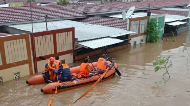 Tim SAR gabungan melakukan evakuasi korban banjir Lombok Barat, NTB.