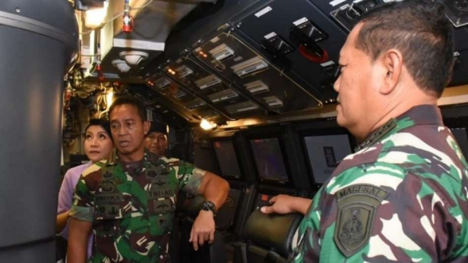 VIVA Militer: Panglima TNI tinjau Kapal Selam KRI Ardadedali-404 bersama KSAL