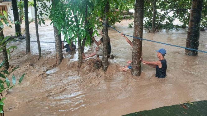 Proses evakuasi korban banjir Lombok Barat