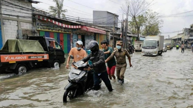 Banjir Rob Warnai Perayaan Natal Di Muara Angke