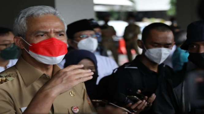 Gubernur Jawa Ganjar Pranowo di sela acara pemberian bantuan untuk korban erupsi Gunung Semeru di kantornya, Semarang, Senin, 6 Desember 2021.