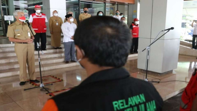 Gubernur Jawa Ganjar Pranowo di sela acara pemberian bantuan dan pemberangkatan 