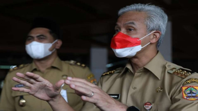 Gubernur Jawa Tengah Ganjar Pranowo memberi pernyataan kepada pers di kantornya, Semarang, Senin, 6 Desember 2021, untuk memperingatkan agar warga tidak menambang di kawasan Gunung Merapi menyusul peningkatan aktivitas vulkanik gunung api itu.