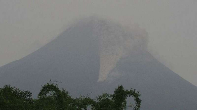 Gunung Merapi meluncurkan awan panas guguran