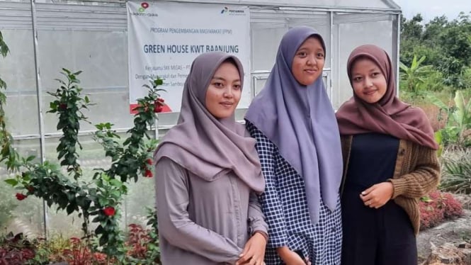 Tiga remaja putri buat Aplikasi Tanam Digital lawan tengkulak pertanian.