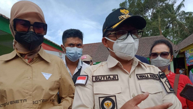 Wali Kota Malang, Sutiaji saat meninjau posko pengungsian dampak erupsi Semeru.