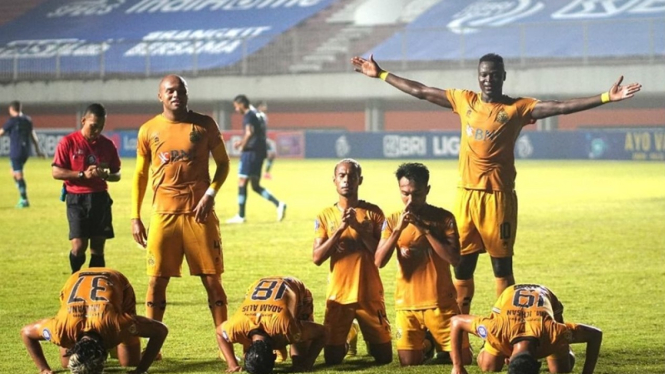 Pemain Bhayangkara FC merayakan gol