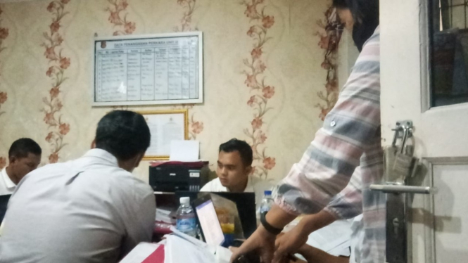 Penyidik Polda Sumatera Selatan memeriksa seorang oknum dosen Universitas Sriwijaya, berinisial A, dalam kasus pencabulan terhadap mahasiswinya, di Palembang, Senin, 6 Desember 2021.