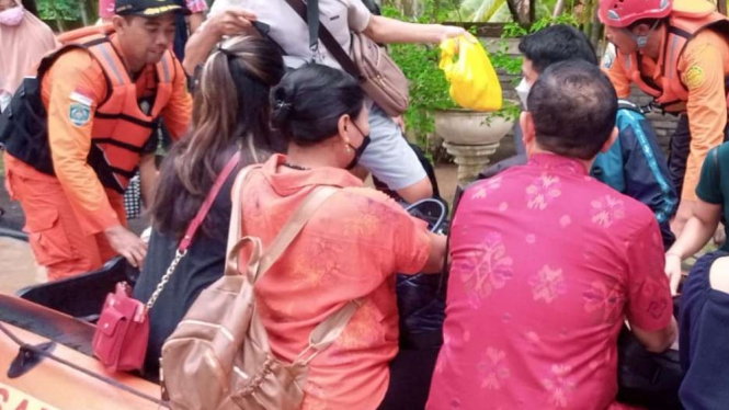 evakuasi wisatawan di Senggigi akibat banjir.