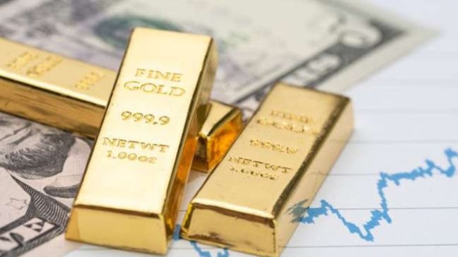 Ilustrasi: Tumpukan emas batangan pada uang kertas dolar AS.
