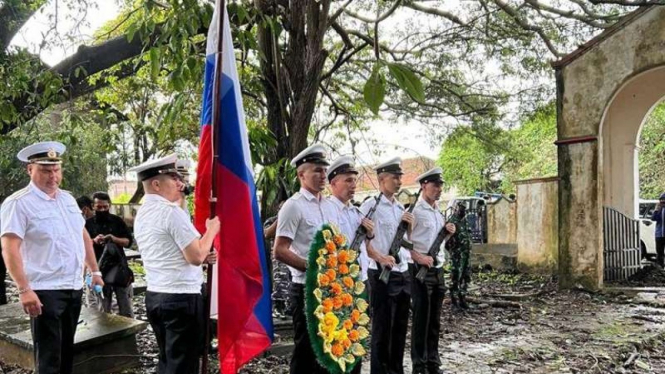 AL Rusia beri penghormatan di makam pelaut Rusia Sergey Khokhlov di Pulau Weh
