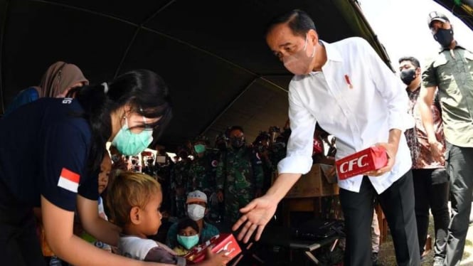 Presiden Jokowi di Tempat Pengungsian Korban Erupsi Gunung Semeru 