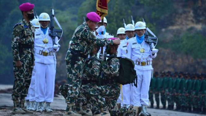 Laksamana TNI Yudo Margono sematkan Baret Ungu prajurit remaja Korps Marinir