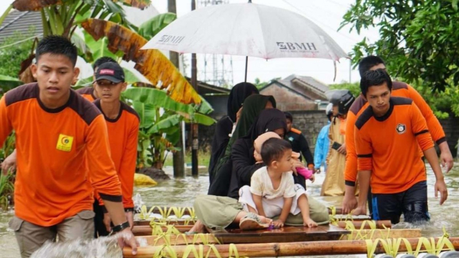 Korban banjir Makassar dievakuasi menggunakan rakit.