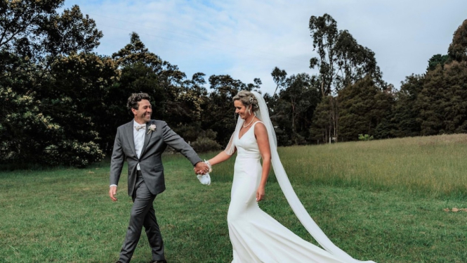 Pasangan pengantin baru asal Melbourne, Erica dan Karl Engeler, gagal pergi berbulan madu di daerah Robe, Australia Selatan. (Supplied: Erica Engeler)